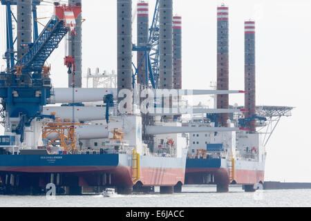 La compagnie maritime danoise A2SEA utilisent le port d'Esbjerg sa base pour plusieurs projets d'éoliennes offshore en mer du Nord du secteur. Banque D'Images