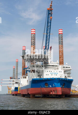 La compagnie maritime danoise A2SEA utilisent le port d'Esbjerg sa base pour plusieurs projets d'éoliennes offshore en mer du Nord du secteur. Banque D'Images