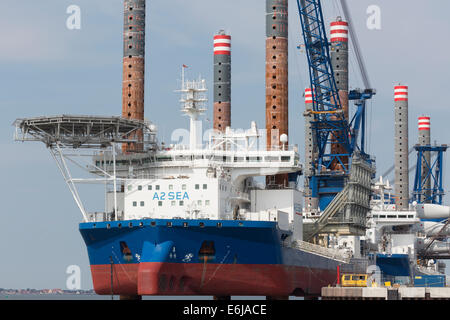 La compagnie maritime danoise A2SEA utilisent le port d'Esbjerg sa base pour plusieurs projets d'éoliennes offshore en mer du Nord du secteur. Banque D'Images