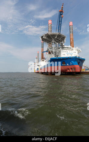 La compagnie maritime danoise A2SEA utilisent le port d'Esbjerg sa base pour plusieurs projets d'éoliennes offshore en mer du Nord du secteur. Banque D'Images