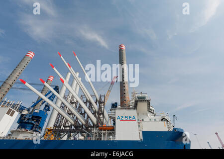 La compagnie maritime danoise A2SEA utilisent le port d'Esbjerg sa base pour plusieurs projets d'éoliennes offshore en mer du Nord du secteur. Banque D'Images