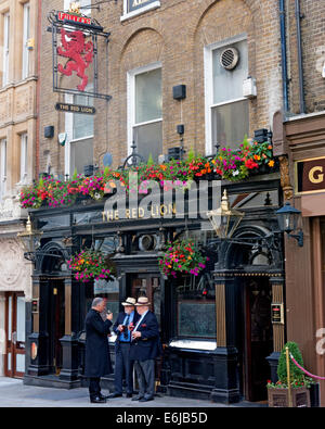 Fuller Red Lion Pub avec trois grands buveurs, Piccadilly, Londres, Angleterre Banque D'Images