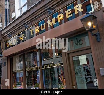 Geo. F. Trumper Gentleman's coiffeurs et parfumeurs shop, duc de York Street, Mayfair, Londres, Angleterre, Royaume-Uni Banque D'Images