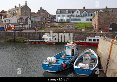 Bateaux dans le port de Seahouses, Northumbria, SW England, UK Banque D'Images