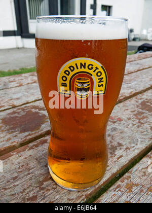 Verres de Boddingtons amer de Manchester dans un verre de pinte Banque D'Images