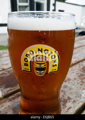 Verres de Boddingtons amer de Manchester dans un verre de pinte Banque D'Images