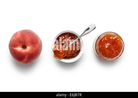 Confiture de pêches dans des bocaux avec de la pêche. Banque D'Images