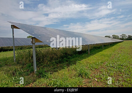 First Solar photovoltaïque couches minces panneaux PV sur Belectric ferme solaire à Willersey Cotswolds Nord UK Banque D'Images