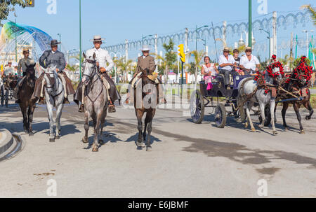 MALAGA, ESPAGNE - 21 août 2014 : cavaliers et calèches faites un tour au salon Août Malaga Banque D'Images