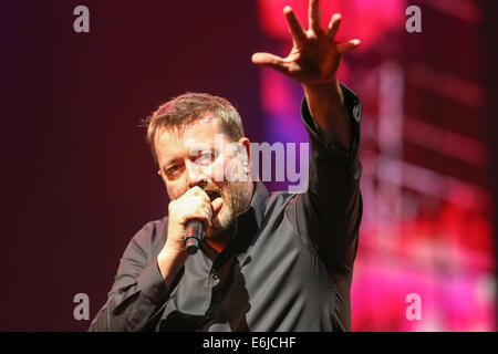 Guy Garvey d'Elbow à Hylands Park, Chelmsford, Essex, le samedi 16 août, au V Festival. Banque D'Images