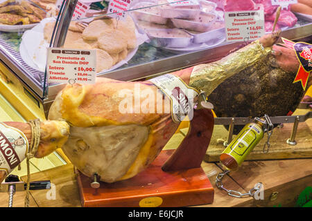 Ensemble de jambon de San Daniele dans une boutique du centre-ville, Bologne, Émilie-Romagne, Italie Banque D'Images