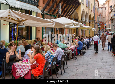Restaurants sur Via Clavature dans le centre-ville historique, Bologne, Émilie-Romagne, Italie Banque D'Images