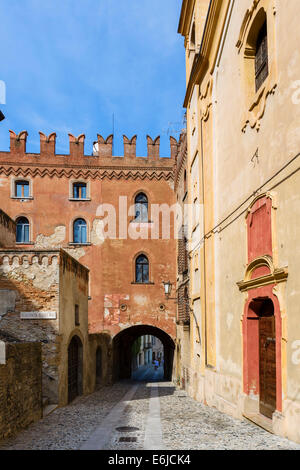 Via Sforza Caolzio dans la ville médiévale de Castell'Arquato, Piacenza, Emilie Romagne, Italie Banque D'Images