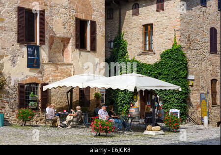 Café sur la Piazza Matteotti, la place principale, de la vieille ville médiévale de Castell'Arquato, Piacenza, Emilie Romagne, Italie Banque D'Images