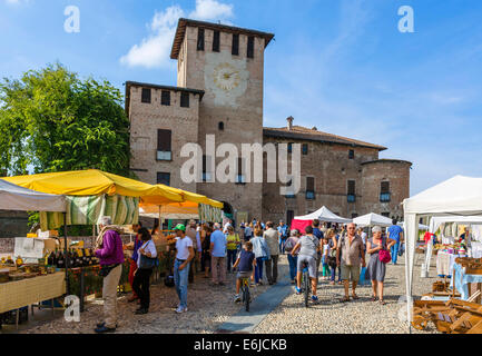 Marché le dimanche en face de Château Rocca Sanvitale (Sanvitale) dans la vieille ville historique de Fontanellato, Parme, Emilie-Romagne, Italie Banque D'Images