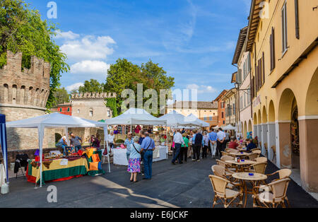 Marché le dimanche en face de Château Rocca Sanvitale (Sanvitale) dans la vieille ville historique de Fontanellato, Parme, Emilie-Romagne, Italie Banque D'Images