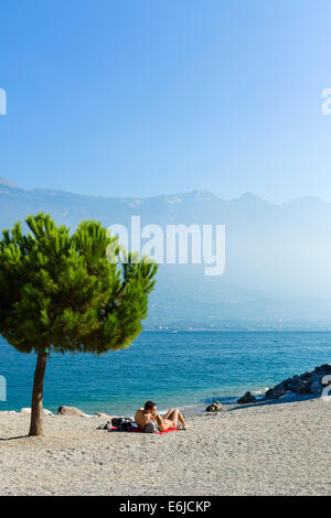 Jeune couple sur la plage à Limone sul Garda, Lac de Garde, Lombardie, Italie Banque D'Images