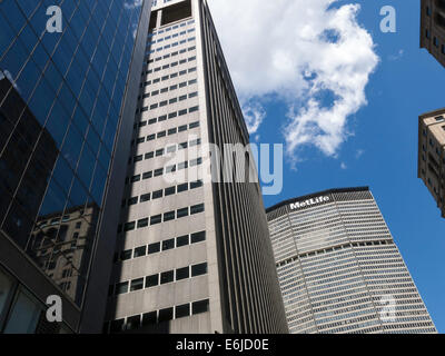 La vie a rencontré la façade de l'immeuble, 200 Park Avenue, NYC Banque D'Images