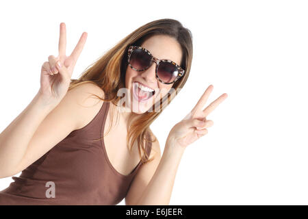 Funny Girl wearing adolescent décontracté fashion lunettes gesturing victoire isolé sur fond blanc Banque D'Images