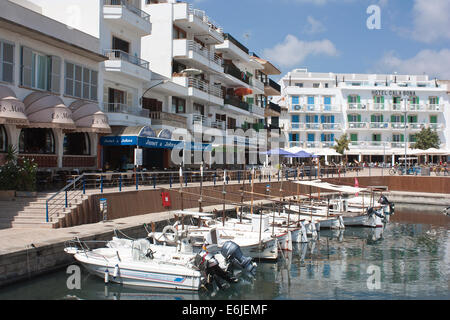 Le port de Cala Bona Banque D'Images