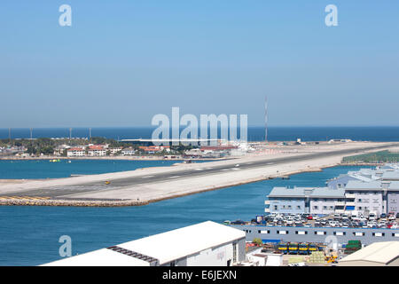 Piste de l'aéroport de Gibraltar à l'extrémité sud de la péninsule ibérique à l'entrée de la Méditerranée Banque D'Images