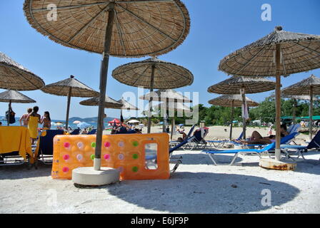 Des parasols sur la plage ensoleillée, ciel bleu à Thassos, Grèce Banque D'Images