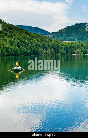 Un pêcheur sur le magnifique lac de Hechtsee dans la région autrichienne du Tyrol Banque D'Images