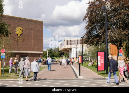 Les personnes qui arrivent pour une représentation en matinée à Chichester Festival Theatre de Oaklands parking. Chichester West Sussex England Banque D'Images