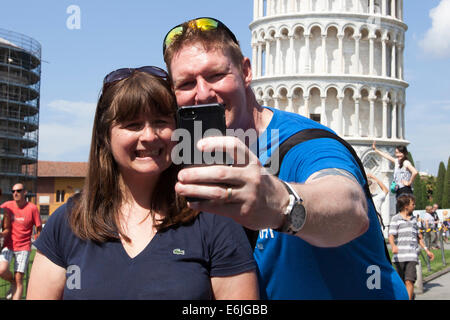 Un couple qui les selfies Tour Penchée de Pise clocher autoportant, de la cathédrale de la ville italienne de Pise Italie Banque D'Images