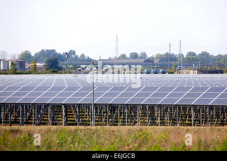 Ferme solaire d'une application à grande échelle de l'énergie solaire photovoltaïque installation photovoltaïque permet de produire de l'électricité en Italie Banque D'Images