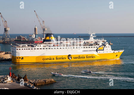 Mme Corsica Marina Seconda Yellow Corsica Ferries Sardinia Ferries à Livourne docks près de Pise et Florence Banque D'Images