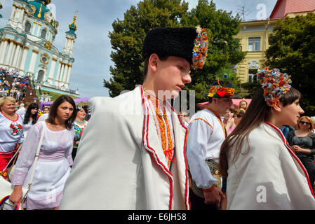 Kiev, Ukraine, le 24 août, 2014. 5000 personnes prennent part à la parade de broderie le jour de l'indépendance de l'Ukraine. Défilé de vêtements nationaux ukrainiens' ou 'vyshyvanka shirt brodé traditionnellement tenu le jour de l'indépendance de l'Ukraine. Cette année, c'est réuni ensemble montant record de personnes de différentes régions de l'Ukraine, vêtu de vêtements traditionnels anciens. Crédit : Oleksandr Rupeta/Alamy Live News Banque D'Images