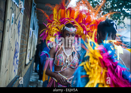 Londres, Royaume-Uni. 25 août, 2014. a reveler durant la carnaval de Notting Hill à Londres. Credit : Piero Cruciatti/Alamy Live News Banque D'Images