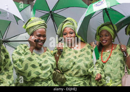 Londres, Royaume-Uni. 25 août 2014. Certains participants y la parade in Style - avec l'aide de grands parasols. Les visiteurs et les participants du carnaval de Notting Hill 2014 Bank Holiday parade lundi s'est imbibé de leur peau, mais la météo n'a pu refroidir les fêtards esprit - bien qu'un grand nombre de spectateurs sont restés à l'écart. Photo : Nick Savage/Alamy Live News Banque D'Images