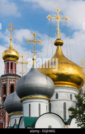 Dômes oignon doré de la couvent Novodievitchi, un cloître du 17ème siècle dans la région de Moscou, Russie Banque D'Images