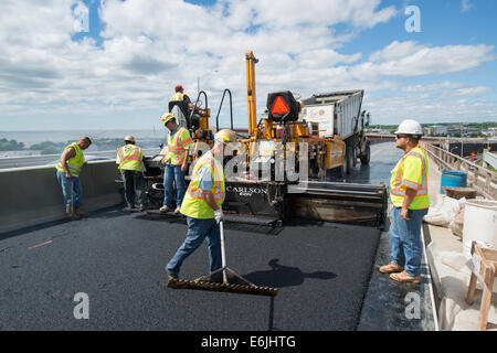 Viaduc d'asphaltage sur la I-95 New Haven Harbour Crossing projet. Banque D'Images