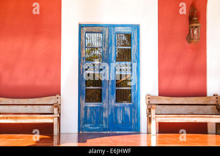 Ancien bleu porte coloniale quelque part au Mexique Banque D'Images