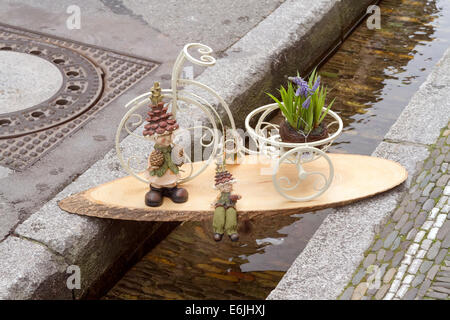 Décoration sur un petit canal à Freiburg. L'Europe. Allemagne Banque D'Images