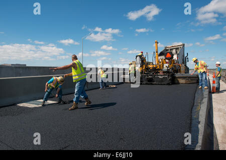 Viaduc d'asphaltage sur la I-95 New Haven Harbour Crossing projet. Banque D'Images