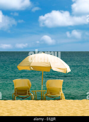 Parasol et chaises. Plage à Quatre Saisons, Lanai, Hawaii. Banque D'Images