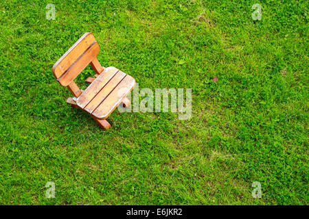 Tabouret en bois vides on Green grass field Banque D'Images