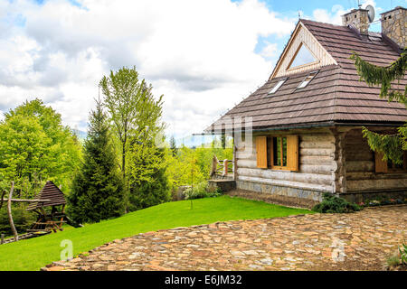 Coffret bois chalet dans une forêt Banque D'Images