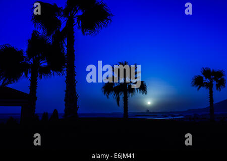 Lune au-dessus de l'océan Atlantique à Agadir, Maroc Banque D'Images