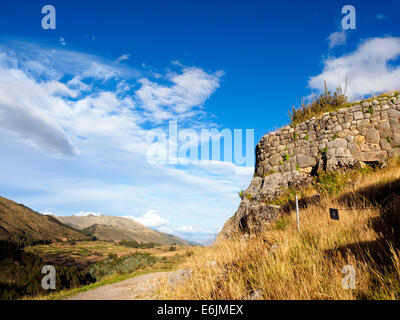 Ruines de Puka Pukara (Forteresse Rouge) près de Cusco - Pérou Banque D'Images