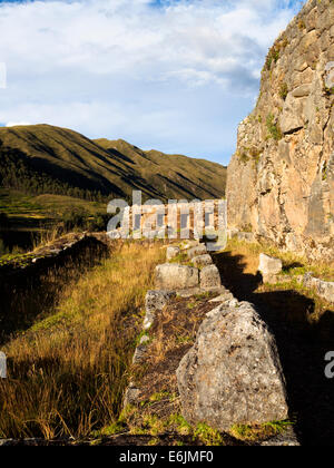 Ruines de Puka Pukara (Forteresse Rouge) près de Cusco - Pérou Banque D'Images