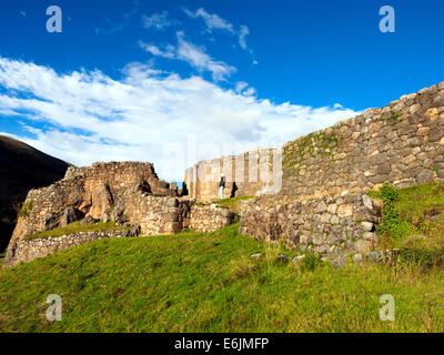 Ruines de Puka Pukara (Forteresse Rouge) près de Cusco - Pérou Banque D'Images