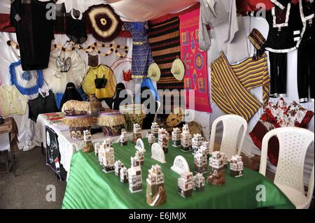 Sanaa, Yémen. 25 août, 2014. Les femmes yéménites s'asseoir dans un magasin en attente de clients d'acheter les souvenirs traditionnels fabriqués à la main pendant une semaine d'été Festival à Sanaa Sanaa, Yémen, le 25 août, 2014. Le Yémen a lancé la 7e édition du Festival d'été de Sanaa dans la capitale Sanaa. Les autorités ont l'intention de récupérer le tourisme dans le pays arabe qui a vu l'instabilité politique et des conflits meurtriers depuis 2011. Credit : Mohammed Mohammed/Xinhua/Alamy Live News Banque D'Images