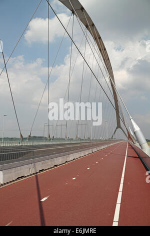 Cycle path vide sur le nouveau pont routier, 'Le passage', sur la rivière Waal à Nimègue, aux Pays-Bas. Banque D'Images