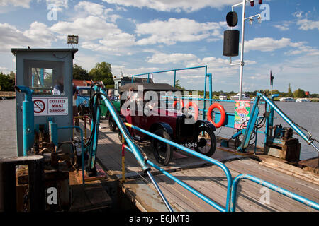 Les lecteurs de l'ancienne Austin Reedham Ferry sur la rivière Yare, à Norfolk. Banque D'Images