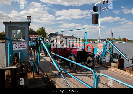 Les lecteurs de l'ancienne Austin Reedham Ferry sur la rivière Yare, à Norfolk. Banque D'Images